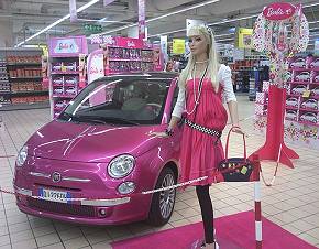 In onore di Barbie, la Fiat 500 si veste di rosa In onore di Barbie, la Fiat 500 si veste di rosa