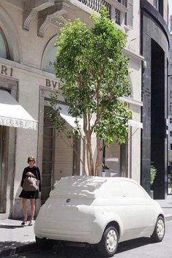 La Fiat 500C si trasforma in vaso per decorare Via Montenapoleone