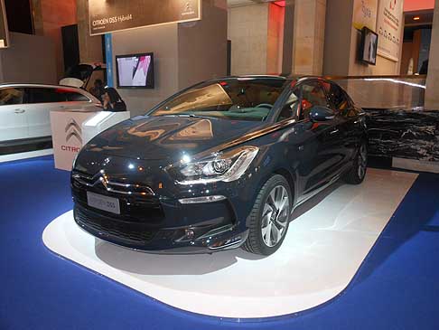 Citroen - Citroen DS5 Hybrid4 dotata di sistema ibrido dove il motore elettrico che spinge le ruote posteriori si abbina a quello termico width=