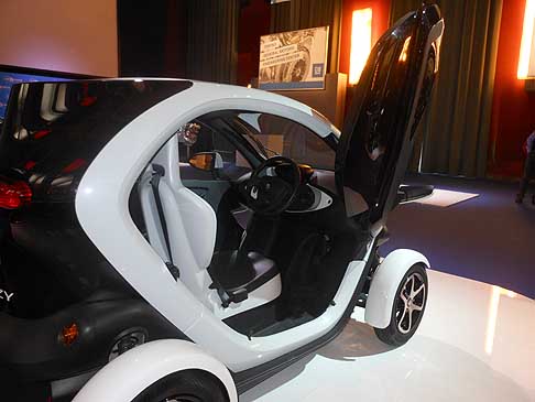 Renault - Renault Twizy piccolo “tandem” a due posti che è in testa alle vendite italiane dei veicoli elettrici con 1421 esemplari commercializzati width=