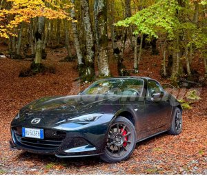 Dove la strada danza: emozioni e tornanti a cielo aperto in MX-5 