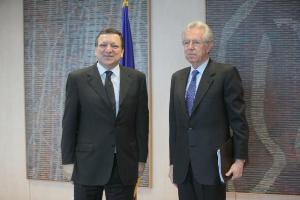 Mario Monti al lavoro Mario Monti al lavoro