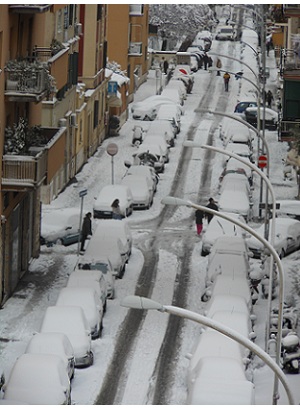 Neve a Roma: disagi per i trasporti, scuole chiuse lunedì Neve a Roma: disagi per i trasporti, scuole chiuse lunedì
