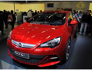 Si prepara al debutto la nuova Opel Astra GTC 2012 Si prepara al debutto la nuova Opel Astra GTC 2012