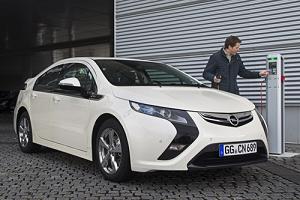 La Opel Ampera in viaggio su strada verso Ginevra La Opel Ampera in viaggio su strada verso Ginevra