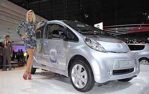 Electro Mobility, le strade di Parigi in festa con le elettriche Peugeot Electro Mobility, le strade di Parigi in festa con le elettriche Peugeot