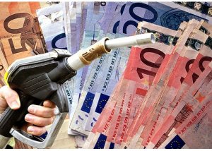 Prezzi benzina da record: si sfiora l´1,7 euro a litro