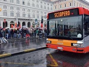 Giugno di scioperi: stop per aerei, treni, trasporti locali e navi