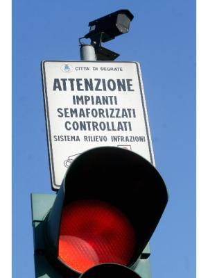 Ministero dei Trasporti: “I semafori T-Red sono regolari” Ministero dei Trasporti: “I semafori T-Red sono regolari”