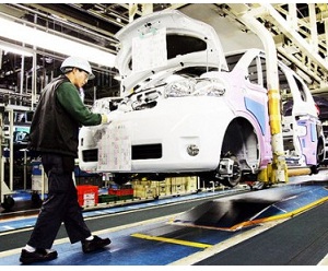 Toyota, previsioni per il 2012: utili in calo del 31% Toyota, previsioni per il 2012: utili in calo del 31%