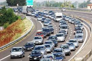 Gli italiani preferiscono l’auto, anche in vacanza Gli italiani preferiscono l’auto, anche in vacanza
