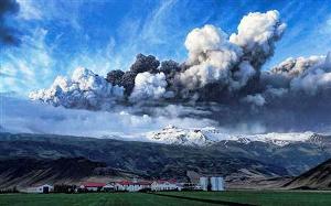 L’eruzione di un vulcano islandese ha bloccato l’Europa L’eruzione di un vulcano islandese ha bloccato l’Europa