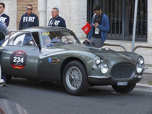 Fiat - la Fiat V8 di John Elkann e co-pilota Lavinia Borromeo alle Mille Miglia 2012 width=