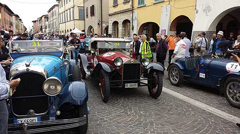 Frecci Rossa 2015 - Cascina: Chrysler 72 (31), Lancia Lambda Spider V Serie (14) e la Bugatt T 35A (11) alle Mille Miglia 2015 width=