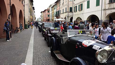 Frecci Rossa 2015 - Cascina la carovana con le bellissime auto storiche delle Mille Miglia ammirate dal pubblico presente width=