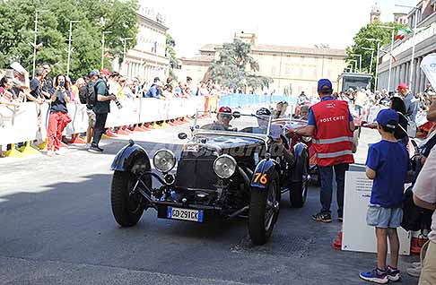 1000 Miglia 2026 a Reggio Emilia - Freccia Rossa a Reggio Emilia con la Aston Martin Le Mans del 1932 con il duo britanico driver Omid Majidpour e codriver Richard James Butland alle Mille Miglia 2026. Scopri la Aston Martin Le Mans vintage cars. Guarda le Foto!