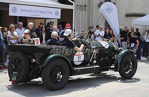 1000 Miglia 2026 a Reggio Emilia - Freccia Rossa a Reggio Emilia con la Bentley 3 litre del 1923 equipaggio svizzero pilotar Mark Hulsebergen e navigatore Alan Hulsebergen alle Mille Miglia 2026. Scopri la Fiat 514 CA Spider Sport auto d´epoca. Guarda le Foto!