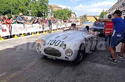 Vincitori Mille Miglia 2026 - Mille Miglia 2026: Coppa delle Dame vince la Cisitalia 202 S MM Spider del 1947 del duo femminile italinao pilota Silvia Marini e navigatrice Francesca Ruggeri. Si aggiudica la Coppa Delle Dame la Cisitalia 202 S MM Spider n. 150. Guarda le Foto!