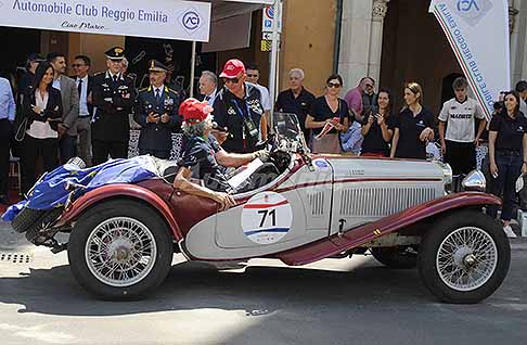 1000 Miglia 2026 a Reggio Emilia - Freccia Rossa a Reggio Emilia con la Fiat 514 CA Spider Sport del 1932 equipaggio italiano pilota Alessandro Pietta e navigatore Giuliano Donin alle Mille Miglia 2026. Scopri la Fiat 514 CA Spider Sport auto d´epoca. Guarda le Foto!