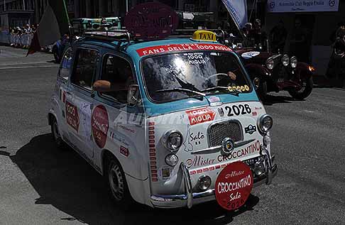 1000 Miglia 2026 a Reggio Emilia - Freccia Rossa a Reggio Emilia con la Fiat 600 mister Croccantino Salò e vintage cars alle Mille Miglia 2026. Scopri la Fiat 600 storica. Guarda le Foto!