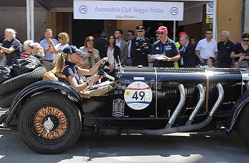 1000 Miglia 2026 a Reggio Emilia - Freccia Rossa a Reggio Emilia con la Mercedes-Benz 710 SSK del 1929 con il driver Helmut Rothenberger e codriver Sandra Rothenberger alle Mille Miglia 2026. Scopri la Mercedes-Benz 710 SSK classic cars. Guarda le Foto esclusive di Automania!