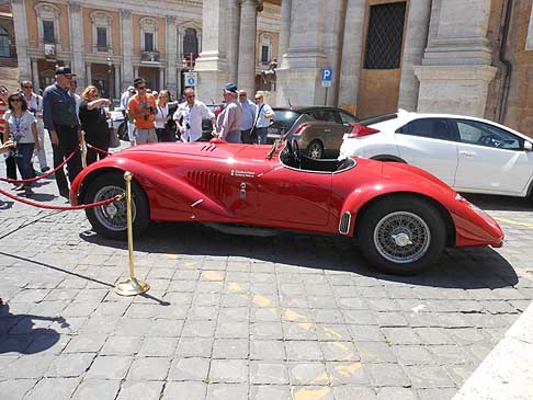 Conferenza Stampa - Vista laterale della vettura storica Lancia Astura del 1938 fuori dalla conferenza stampa di Roma delle Mille Miglia 2012 width=