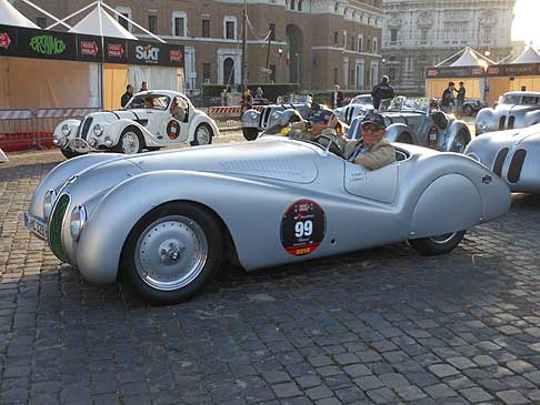 BMW - Secondo classificato i coniugi Cannè vincitori di 10 Mille Miglia con la BMW 328 Roadster del 1939 guidata da Giuliano e co-pilota Lucia Galliani width=