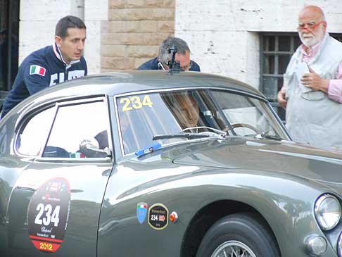 Fiat - Il presidente della Fiat John Elkann e la moglie Lavinia Borromeo che anno completato la Mille Miglia in 152^ posizione width=