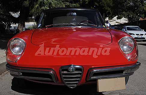 Alfa Romeo - Alfa Romeo Duetto Spider Osso di Seppia del 1969 calandra auto del cinema utilizzata nel Film Il Laureato, con il protagonista Dustin Hoffman. Scopri l´Alfa Romeo Duetto Spider Osso di Seppia star del Cinema. Guarda le Foto esclusive di Automania.it!