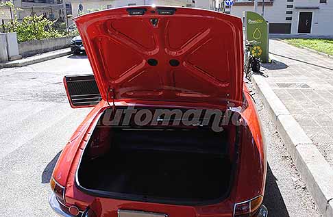 Alfa Romeo - Alfa Romeo Duetto Spider del 1969 dettaglio del capiente bagagliaio. Scopri l´Alfa Romeo Duetto Spider Osso di Seppia. Guarda le Foto!