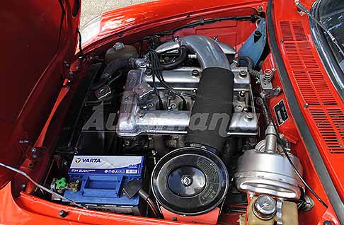 Alfa Romeo - Alfa Romeo Duetto Spider del 1969 Osso di Seppia cofano motore tenuto bene. Scopri l´Alfa Romeo Duetto Spyder Osso di Seppia auto inonica. Guarda le Foto esclusive di Automania!