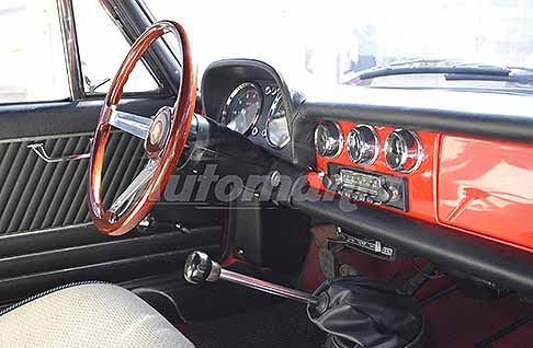 Alfa Romeo - Alfa Romeo Duetto Spider Osso di Seppia anno di produzione 1969 interni auto storica. Scopri l´Alfa Romeo Duetto Spider Osso di Seppia restaurata. Guarda le Foto esclusive di Automania!