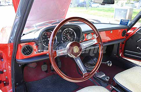 Alfa Romeo - Alfa Romeo Duetto Spider del 1969 Osso di Seppia con interni di lusso auto storica. Scopri gli interni dell´Alfa Romeo Duetto Spyder classic car. Ecco le Foto esclusive di Automania!