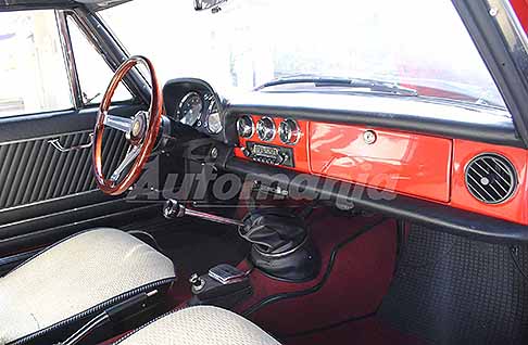 Alfa Romeo - Alfa Romeo Duetto Spider Osso di Seppia del 1969 interni vettura retro. Scopri gli interni dell´Alfa Romeo Duetto Spider vettura iconica. Guarda le Foto!