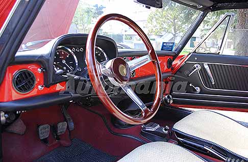 Alfa Romeo - Alfa Romeo Duetto Spider Osso di Seppia del 1969 interni vettura. Scopri l´Alfa Romeo Duetto Spider star anche nel cinema. Ecco le Foto!