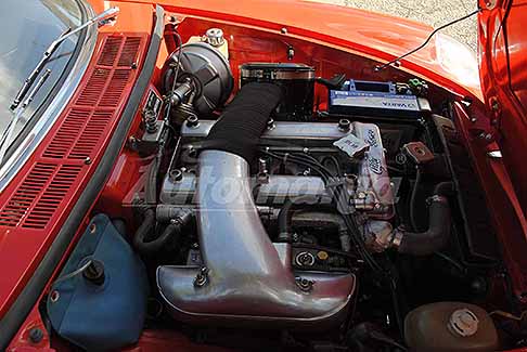 Alfa Romeo - Alfa Romeo Duetto Spider Osso di Seppia del 1969 corpo motore tenuto ad arte. Scopri l´Alfa Romeo Duetto Spyder macchina storica. Guarda le Foto!