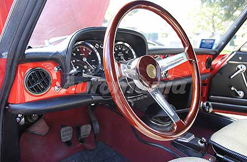 Alfa Romeo - Alfa Romeo Duetto Spider Osso di Seppia anno di immatricolazione 1969 volante vettura d´Epoca. Scopri l´Alfa Romeo Duetto Spider Osso di Seppia un classico all´italiana. Scopri le Foto esclusive di Automania!