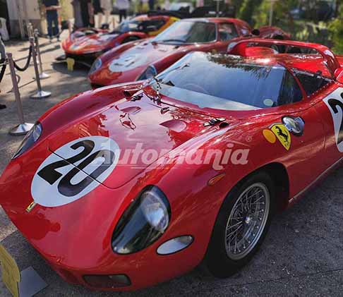 Concorso Eleganza Roma - Tre Ferrari vincitrici alla 24 Ore di Le Mans esposte ad Anantara Concorso di Eleganza Roma 2026. Scopri la Ferrari 250 P del 1963, un raro modello da corsa d´epoca. Guarda le Foto esclusive di Automania.it!