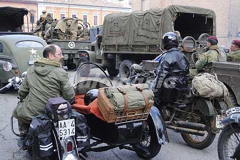 Carovana militare Storica - Atmosfera ripartenza da Ferrara carovana militare per l´anniversario della Liberazione 2017