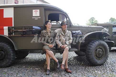 Carovana militare Storica - Mezzo militare della croce rossa e figuranti crocerossine, Anniversario Liberazione d´Italia a Ferrara