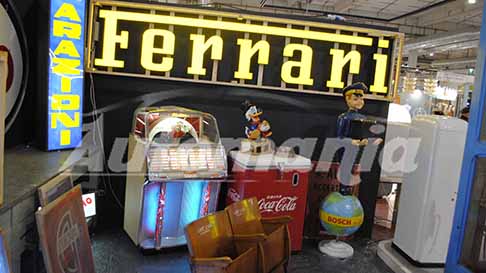 Mercanteinfiera - Mercanteinfiera presso la Fiera di Parma con l´insegna luminosa del brand Ferrari e Juke Box musicale. Non perdere le Foto esclusive di Automania.it!