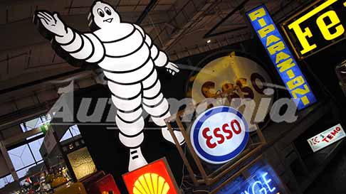 Mercanteinfiera - Mercanteinfiera presso la Fiera di Parma con l´insegne luminosa e dell´Omino Michelin. Scopri le Foto esclusive di Automania!