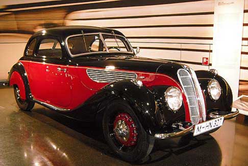 BMW - BMW Museum auto d´epoca BMW M-HN-327 in esposizione width=