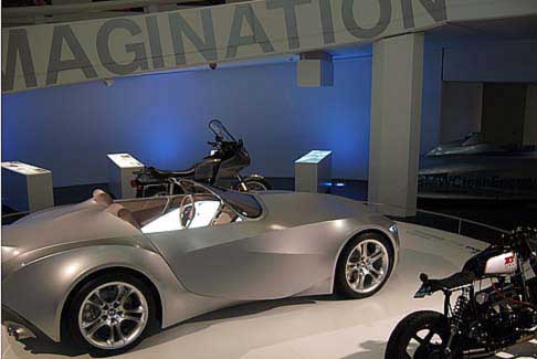 BMW - BMW Museum con la concept car BMW Gina ricorta di tessuto width=