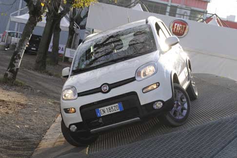 Fiat - Terst drive della Fiat Panda 4x4 primo ostacolo: una parete molto ripida dove la Fiat Panda 4x4 e salita con estrema facilità restando in posizione obliqua, grazie al giusto appoggio dei pneumatici 175/65 R15 84T M+S adatto ad ogni tipo di terreno width=