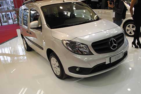 Mercedes - Mercedes-Benz Citan si distingue per elementi al sapore sportivo, come la forma trapezoidale della presa d’aria collocata nel paraurti che richiama gli stilemi del marchio adottati dalla nuova Classe A fino all’Actros width=