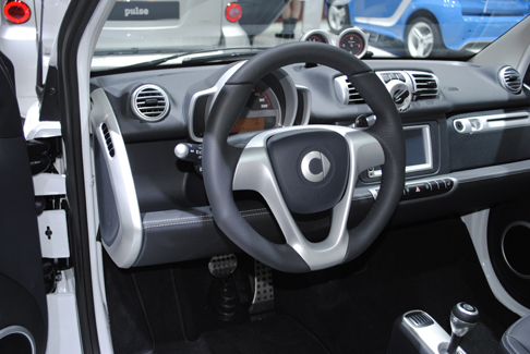 Smart - Smart Brabus edition justXclusive, tutti i modelli sono dotati di sedili in pelle con inserti in tessuto bianco nello schienale e cuciture bianche, volante sportivo a 3 razze con comandi del cambio integrati e cuciture bianche. width=