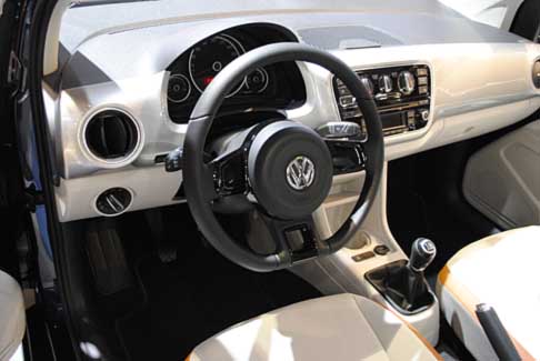Volkswagen - Volkswagen Eco Up! interni vettura city car a metano width=