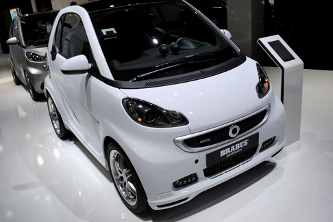 Smart - La vettura introduce una nuova livrea total white per cellula tridion e bodypanel. width=