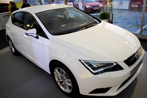 Seat - Completamente rinnovata, la terza generazione della Leon, rappresenta il primo e unico modello del segmento equipaggiata con proiettori full LED. width=